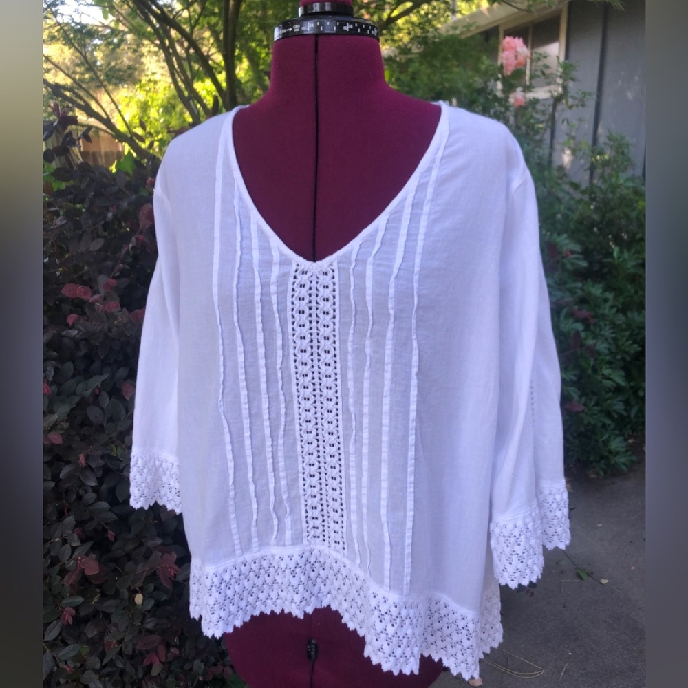 Gretty Zueger v neck white blouse with lace